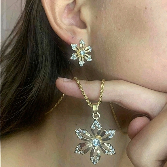 Gold Flower Rhinestone Necklace & Earring Set Quiet Luxury Statement Jewelry - Picture 11 of 14